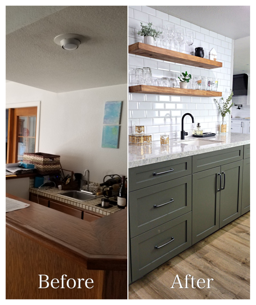 Exempel på en liten lantlig grå linjär grått hemmabar med vask, med en undermonterad diskho, skåp i shakerstil, grå skåp, bänkskiva i kvarts, vitt stänkskydd, stänkskydd i keramik, vinylgolv och beiget golv