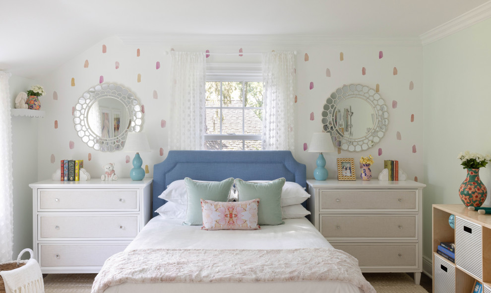Cette photo montre une chambre d'enfant chic avec un mur multicolore et du papier peint.