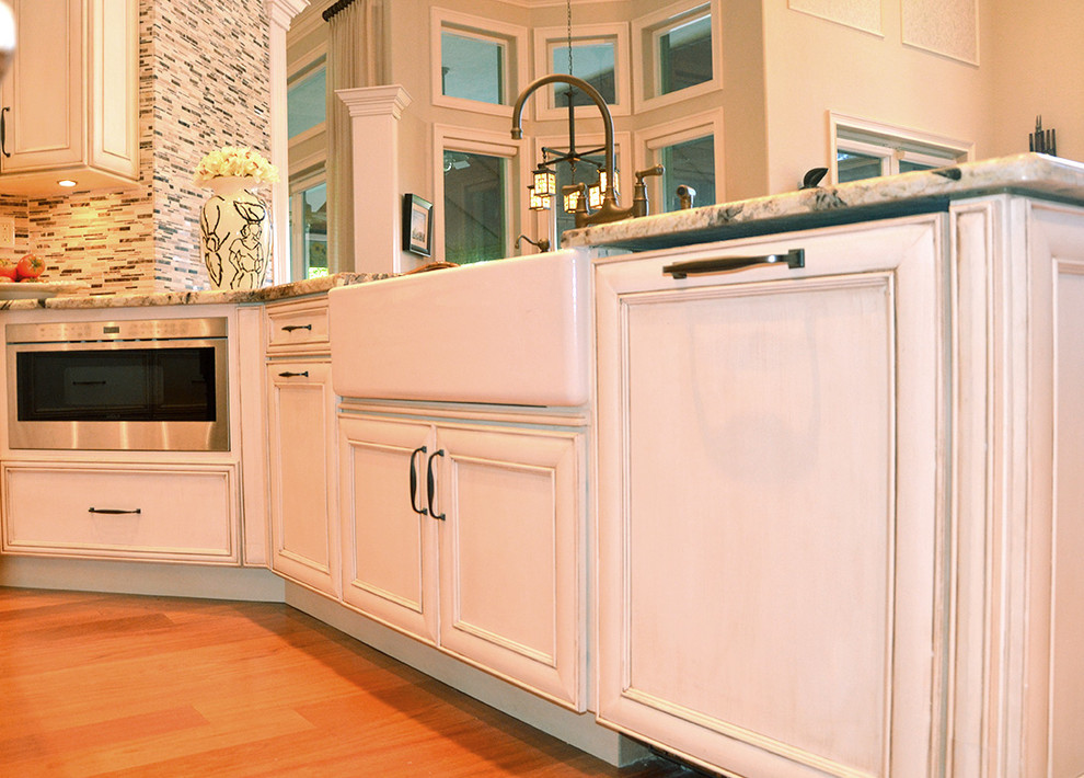 Transitional kitchen photo in Miami