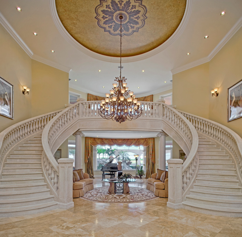 Photo of a traditional entryway in Tampa.