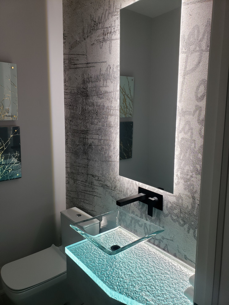 Kleines Modernes Duschbad mit Toilette mit Aufsatzspülkasten, weißer Wandfarbe, Aufsatzwaschbecken, Glaswaschbecken/Glaswaschtisch, blauer Waschtischplatte, Einzelwaschbecken, schwebendem Waschtisch und Tapetenwänden in Toronto