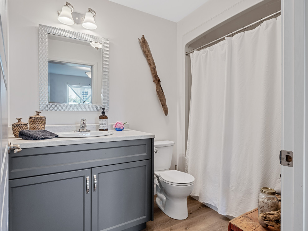 На фото: маленькая главная ванная комната в стиле рустика с фасадами с утопленной филенкой, серыми фасадами, унитазом-моноблоком, белыми стенами и накладной раковиной для на участке и в саду
