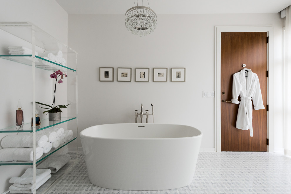 Diseño de cuarto de baño retro grande con paredes blancas, suelo de madera oscura, suelo marrón y papel pintado