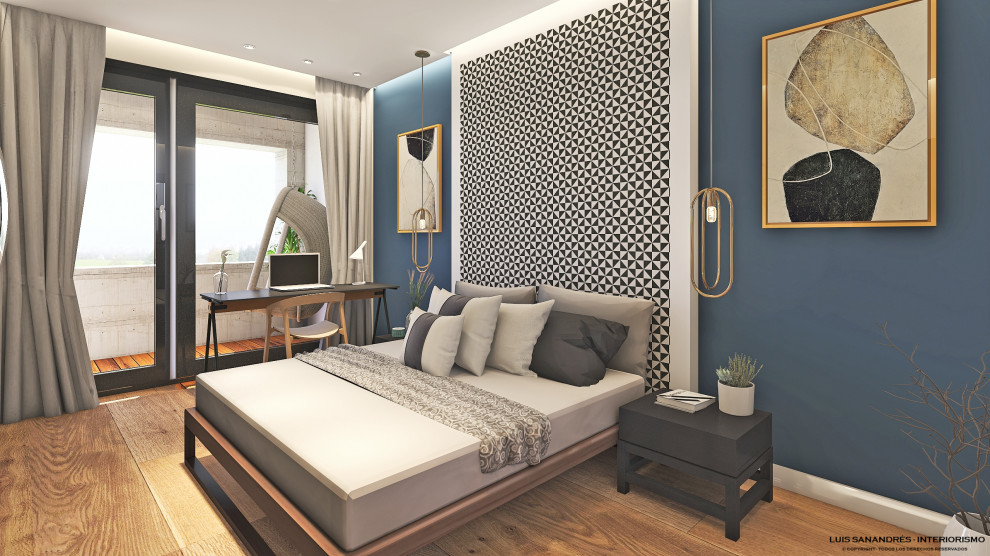Imagen de dormitorio principal contemporáneo de tamaño medio con paredes blancas, suelo de madera en tonos medios y papel pintado