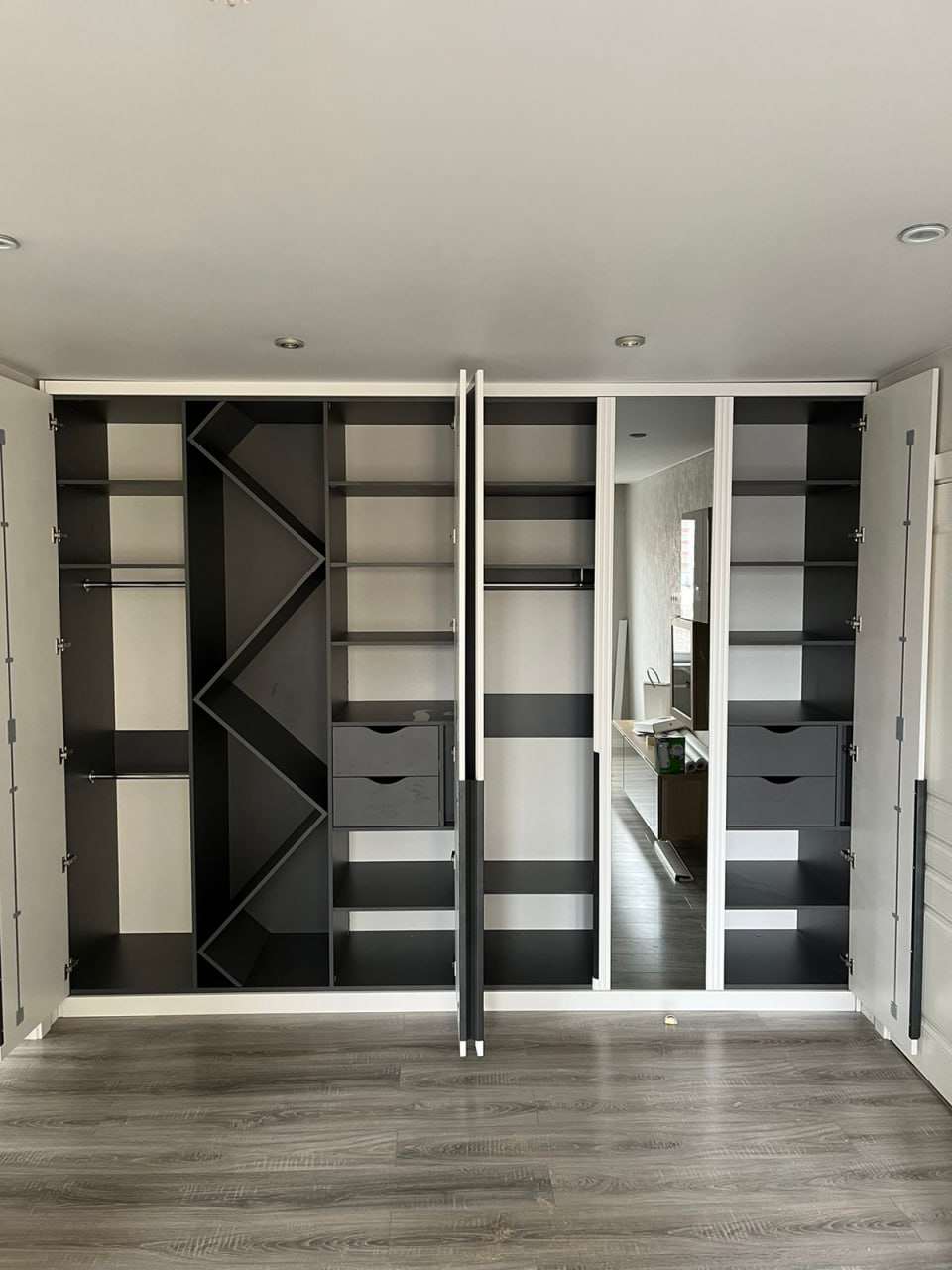 Шкаф распашной.