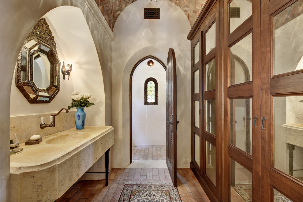 Transitional home design photo in Austin