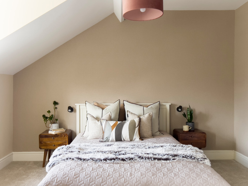 Aménagement d'une chambre éclectique avec un mur beige, une cheminée standard, un manteau de cheminée en métal, un sol beige et un plafond voûté.