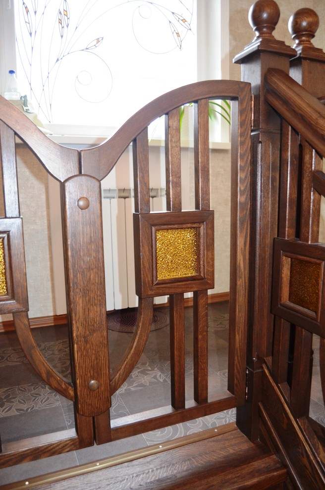 Лестница из дуба с оригинальным ограждением