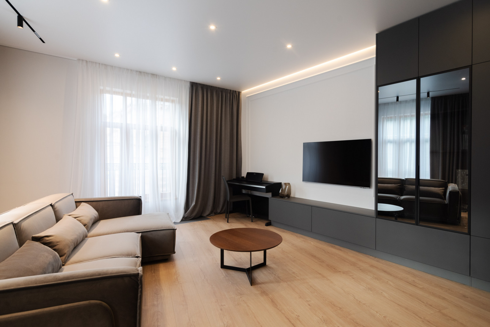 Просторная квартира в серых цветах