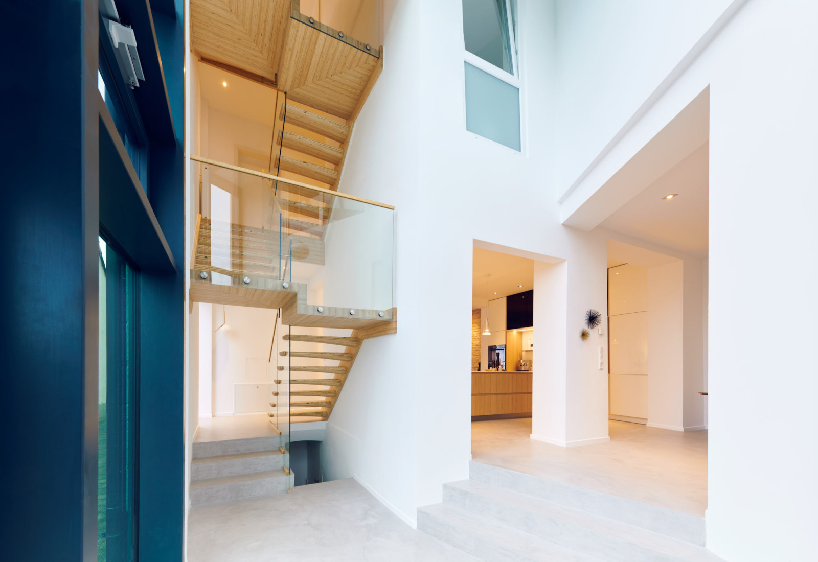 Консольная лестница из БауБухе со стеклянным ограждением