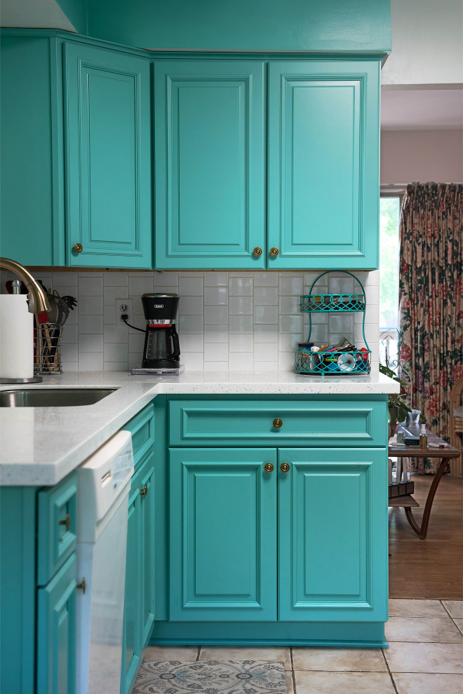 Idee per una cucina a L bohémian di medie dimensioni con lavello sottopiano, ante blu, paraspruzzi bianco, paraspruzzi in gres porcellanato, elettrodomestici bianchi, pavimento con piastrelle in ceramica e pavimento multicolore