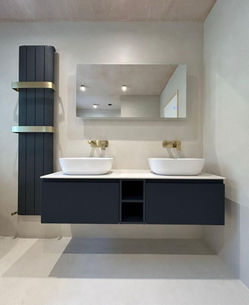 Современная ванная комната с покрытием из микроцемента