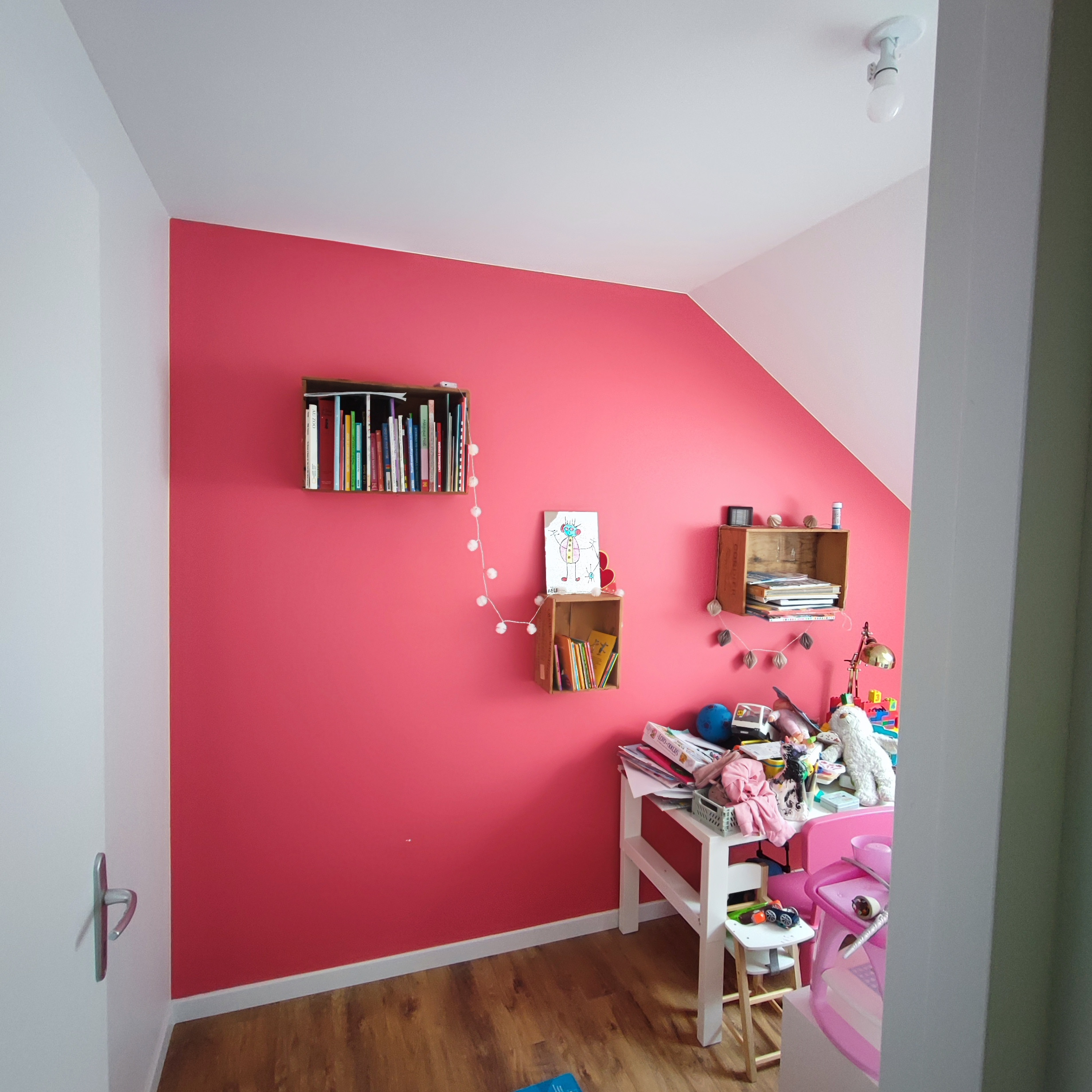 Création de deux chambres dans un grand espace d'étage.