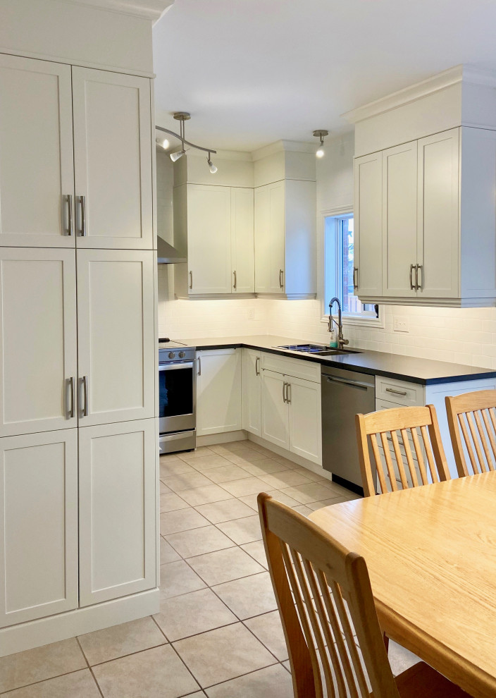 Transitional u-shaped eat-in kitchen photo