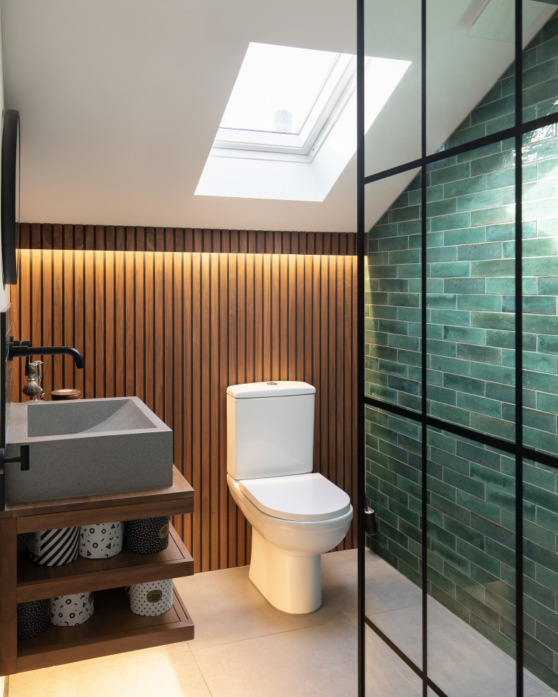 На фото: маленькая главная ванная комната в современном стиле с открытыми фасадами, коричневыми фасадами, угловым душем, унитазом-моноблоком, зеленой плиткой, керамогранитной плиткой, серыми стенами, полом из керамической плитки, консольной раковиной, столешницей из дерева, серым полом, душем с распашными дверями, коричневой столешницей, акцентной стеной, тумбой под одну раковину, подвесной тумбой и деревянными стенами для на участке и в саду с