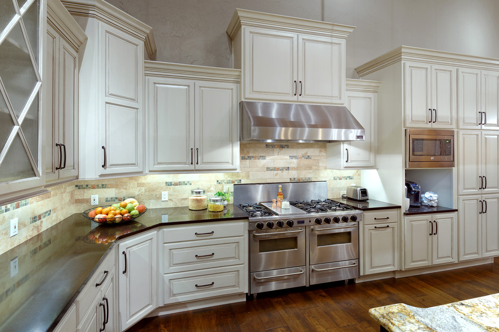 Kitchen - kitchen idea in Chicago