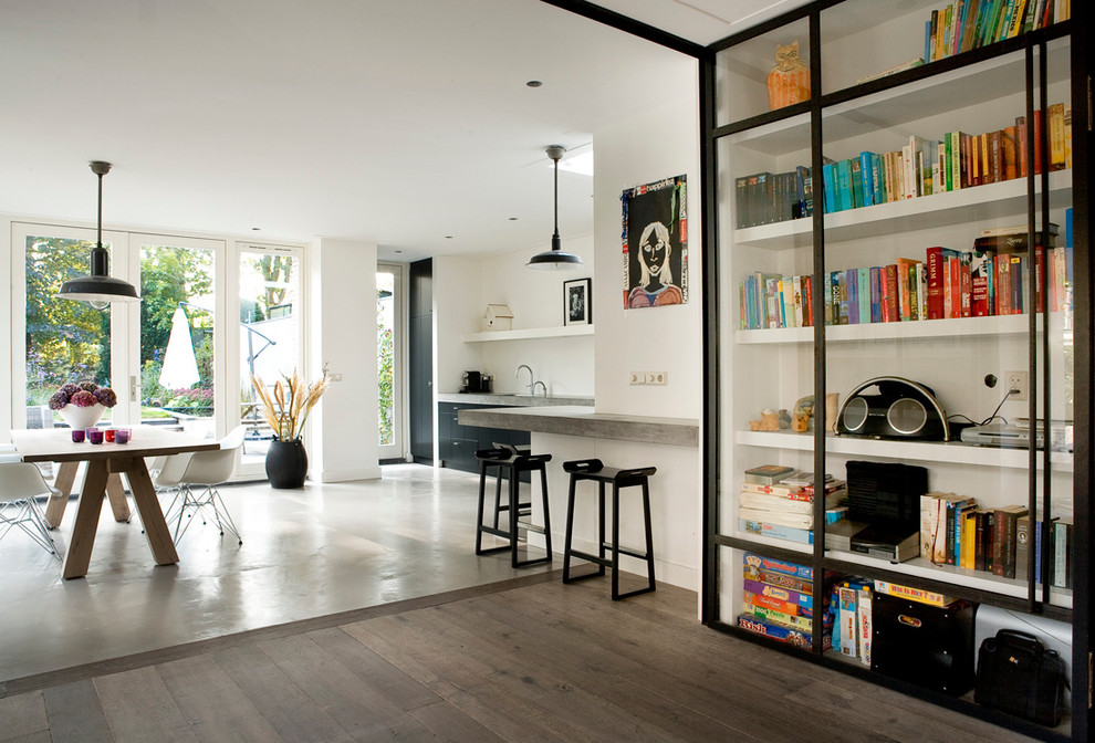 This is an example of a contemporary dining room in Amsterdam.