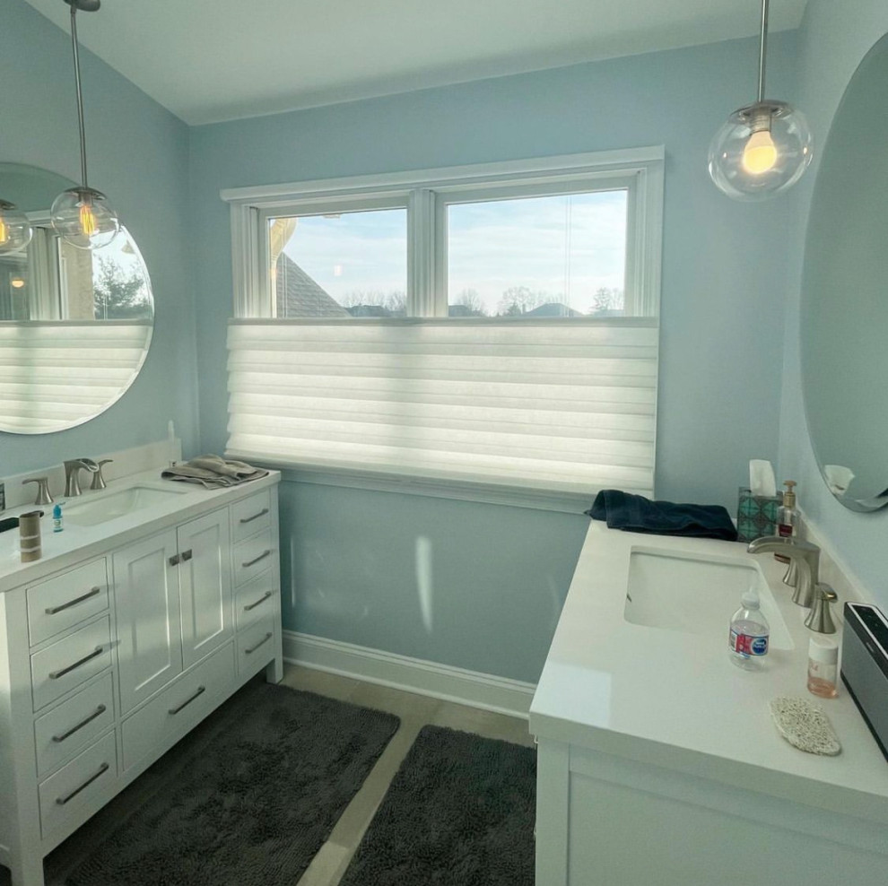 Idee per una stanza da bagno padronale contemporanea con ante bianche, pareti blu, due lavabi e mobile bagno freestanding