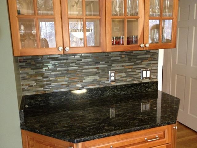 Eat-in kitchen - traditional eat-in kitchen idea in Detroit