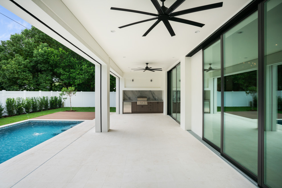 Example of a transitional home design design in Orlando
