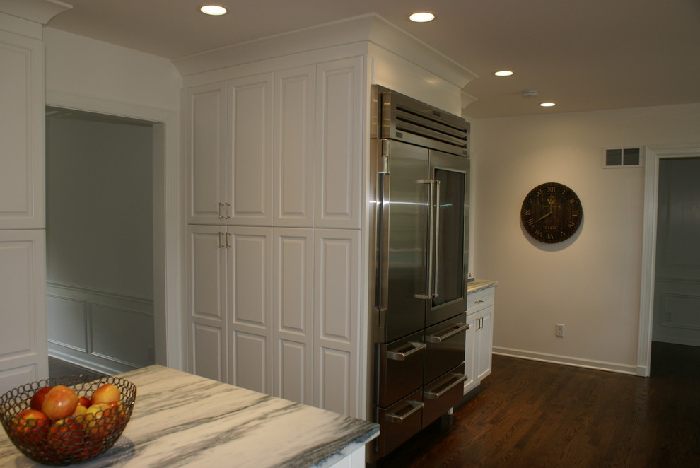 Inspiration for a transitional home design remodel in Chicago
