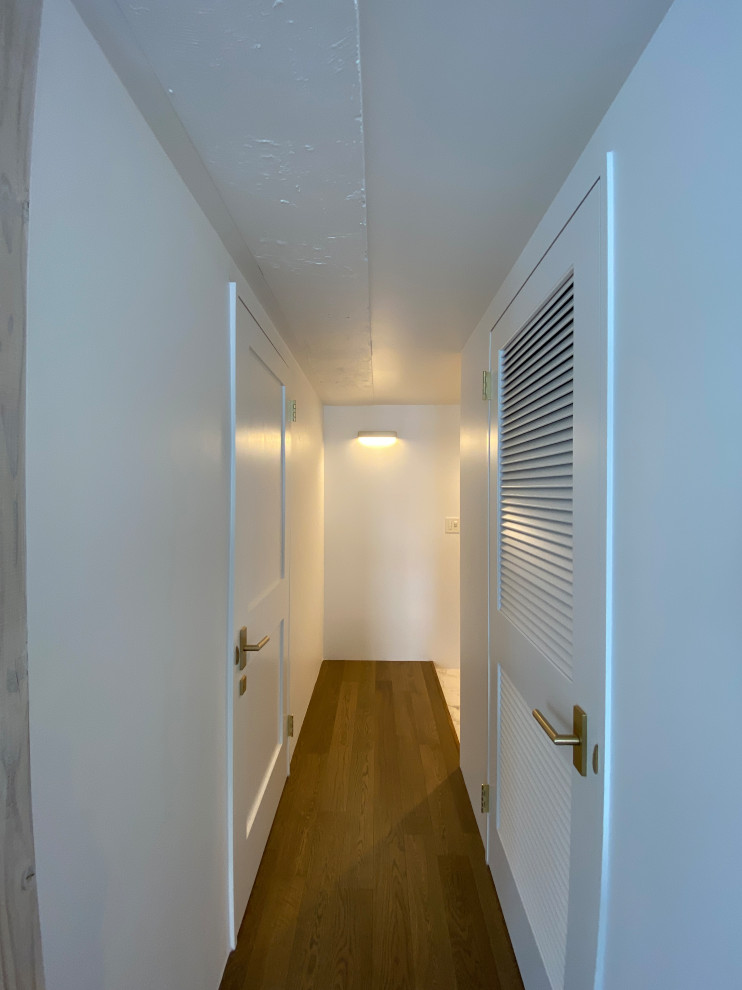 На фото: коридор среднего размера в стиле модернизм с белыми стенами, темным паркетным полом, потолком из вагонки и стенами из вагонки с