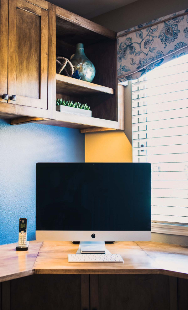 Foto de despacho ecléctico de tamaño medio con suelo de piedra caliza, escritorio empotrado y suelo beige