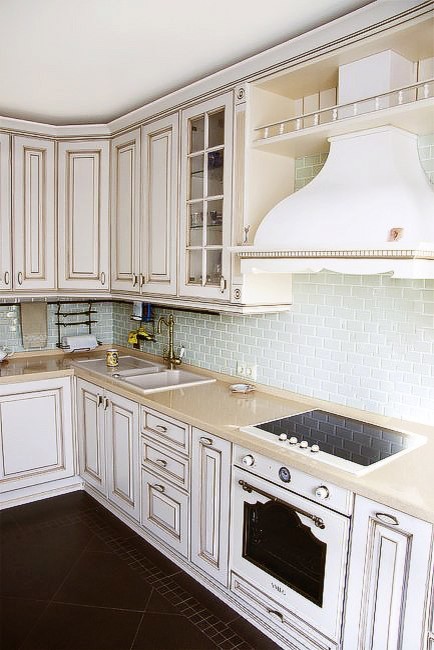 Mid-sized traditional l-shaped kitchen in Moscow.