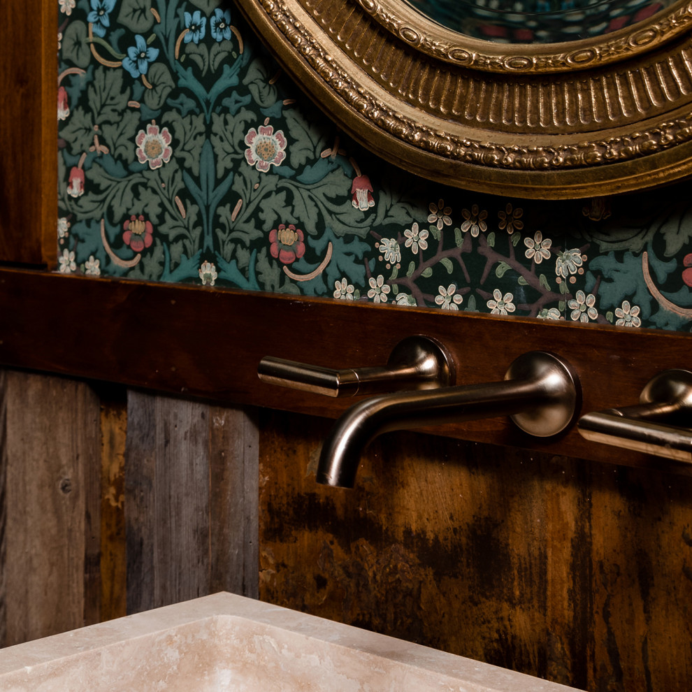 Immagine di un piccolo bagno di servizio bohémian con WC monopezzo, pareti multicolore, lavabo a bacinella e carta da parati