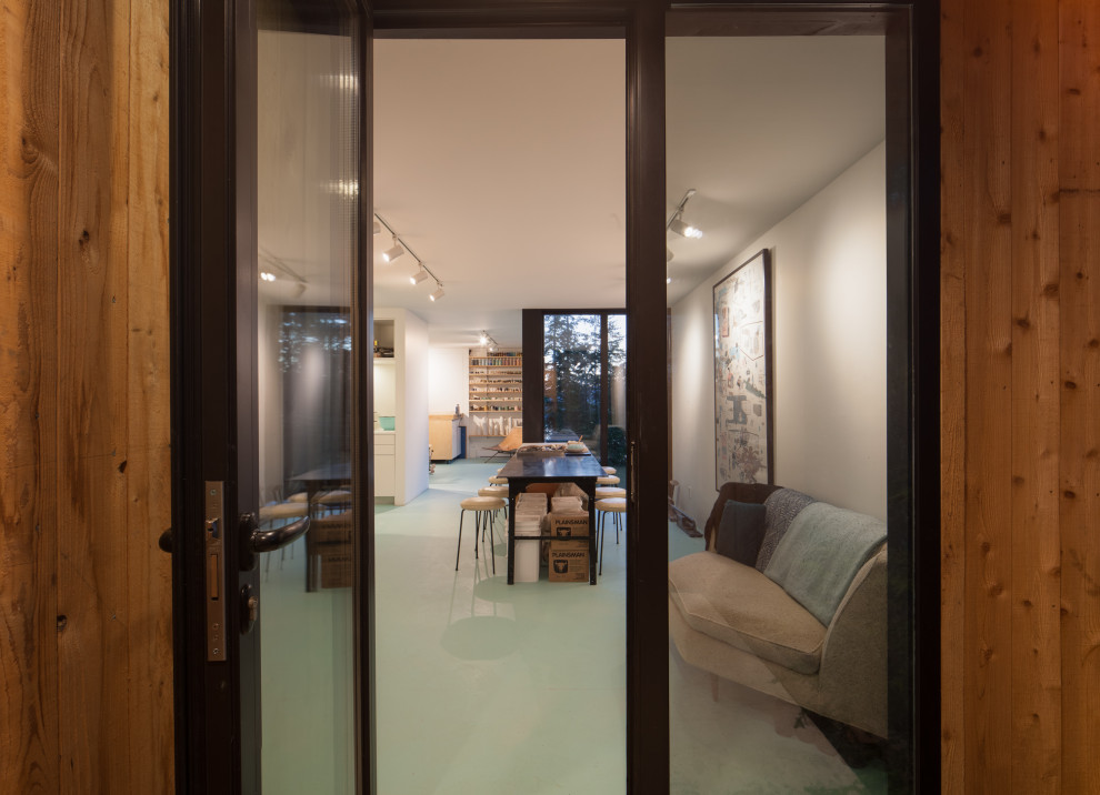Esempio di un atelier design con pareti bianche, pavimento in cemento e pavimento blu