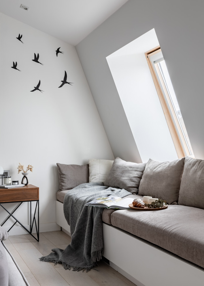 Стильный дизайн: большая хозяйская спальня в белых тонах с отделкой деревом на мансарде в скандинавском стиле с белыми стенами, светлым паркетным полом, бежевым полом и балками на потолке - последний тренд