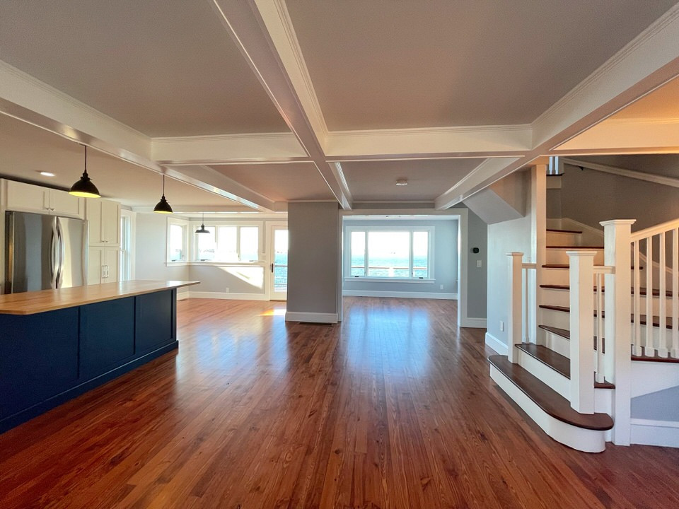 Kleines, Offenes Maritimes Wohnzimmer mit brauner Wandfarbe, Kassettendecke und braunem Holzboden in Providence