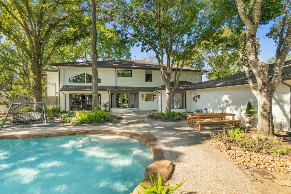 Example of a transitional home design design in Houston