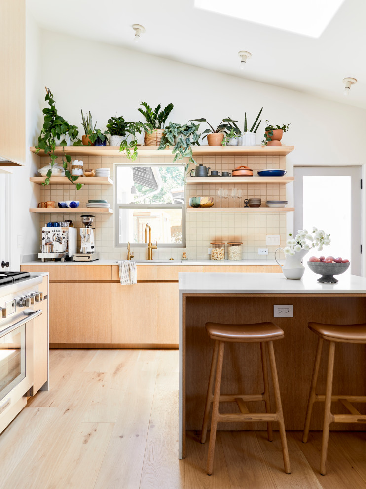 Kleine Moderne Küche in U-Form mit Vorratsschrank, Landhausspüle, Küchenrückwand in Beige, Rückwand aus Keramikfliesen, Küchengeräten aus Edelstahl und Kücheninsel in Los Angeles