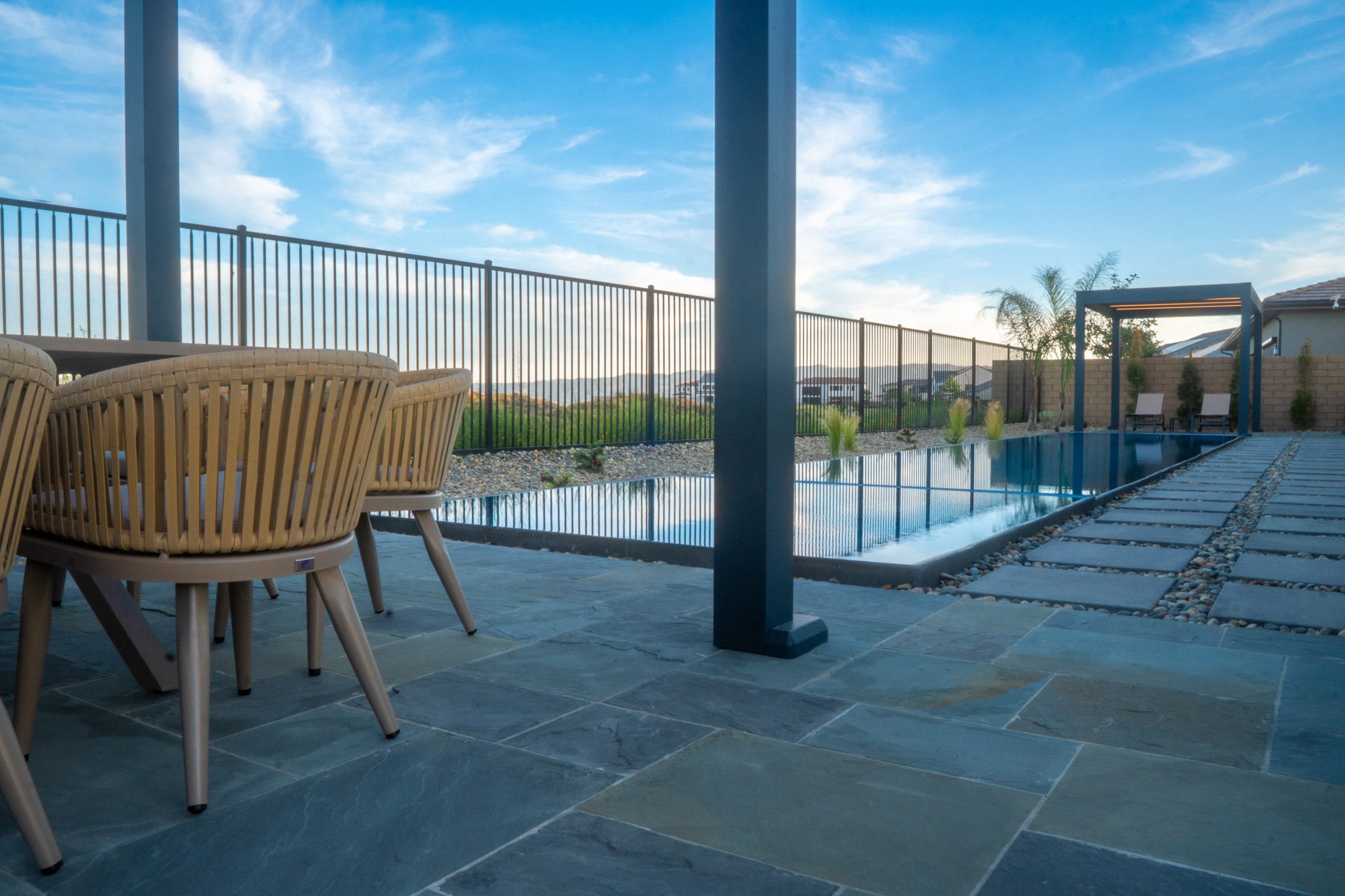 Zero-Edge Pool