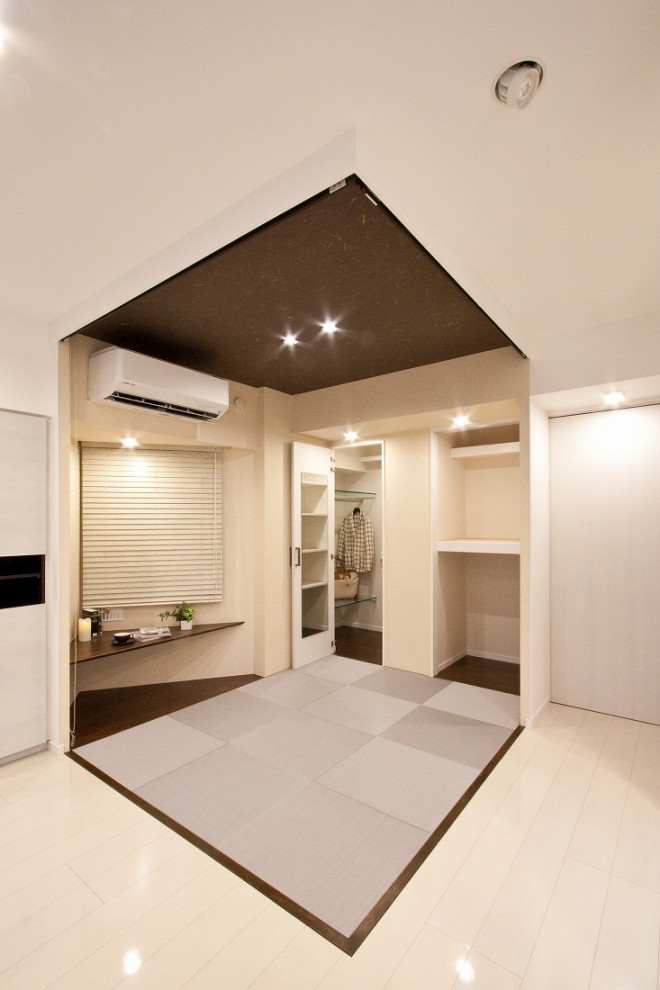 Foto de dormitorio beige de tamaño medio con paredes beige, tatami, suelo gris, papel pintado y papel pintado