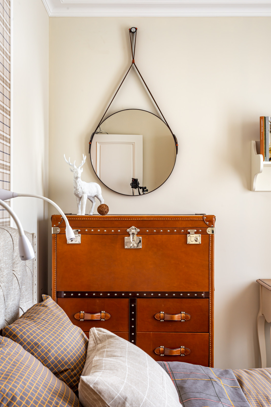 Спальня в тёплых тонах