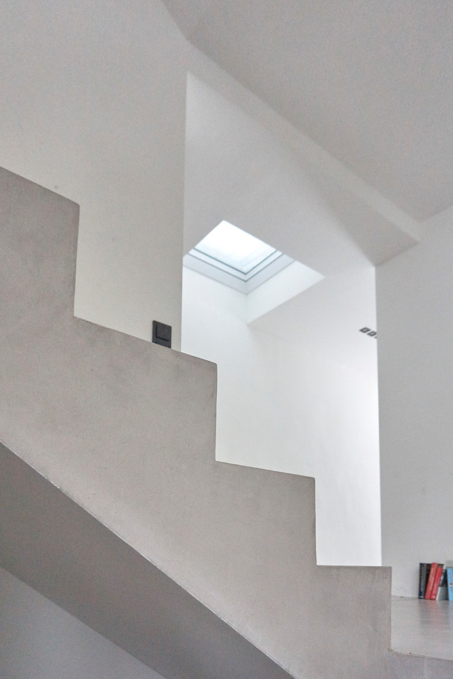 Schwebende, Große Moderne Treppe mit Beton-Setzstufen in München