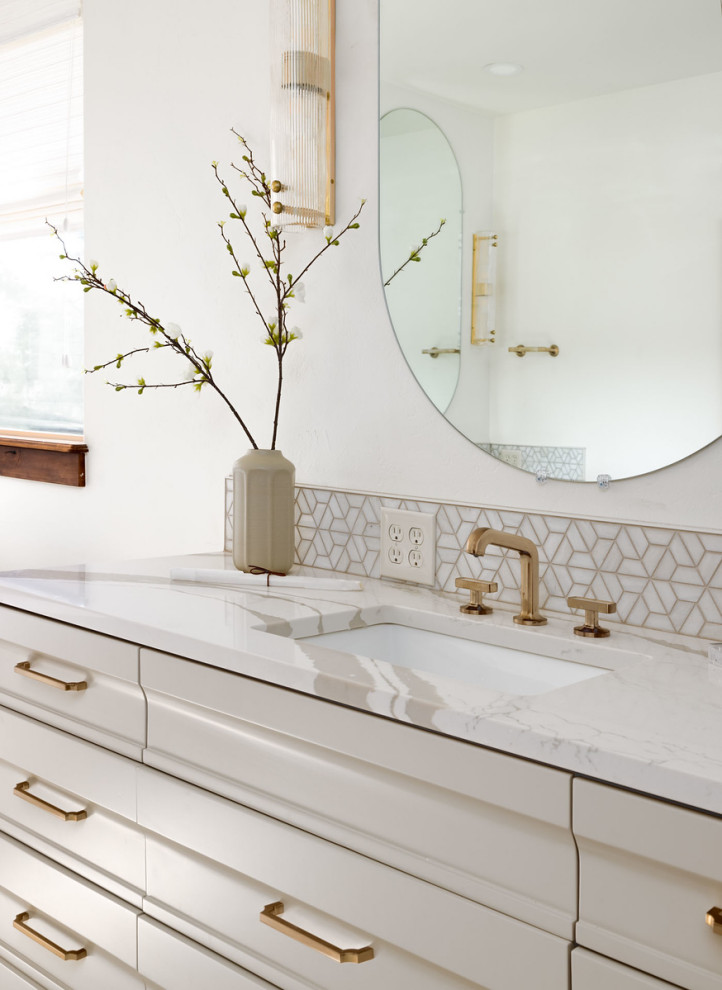 Example of a transitional home design design in Denver