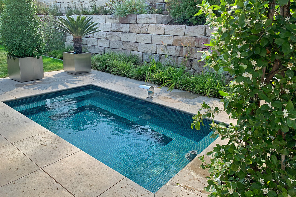 Oberirdischer, Kleiner Moderner Pool neben dem Haus in rechteckiger Form mit Natursteinplatten in Nürnberg