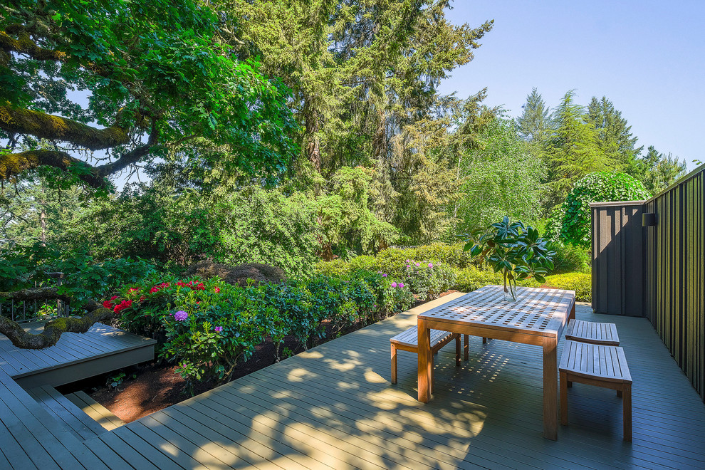 Photo of a large midcentury deck in Portland.