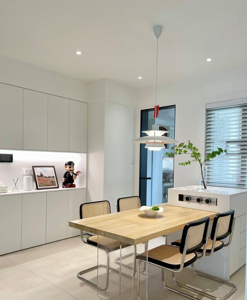 Idéer för ett litet modernt kök med matplats, med vita väggar, ljust trägolv och gult golv