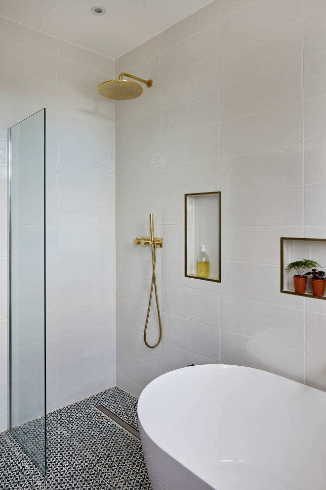Immagine di una piccola stanza da bagno chic con WC sospeso, piastrelle bianche, pareti bianche, lavabo a bacinella, top alla veneziana, pavimento multicolore, top grigio e mobile bagno sospeso