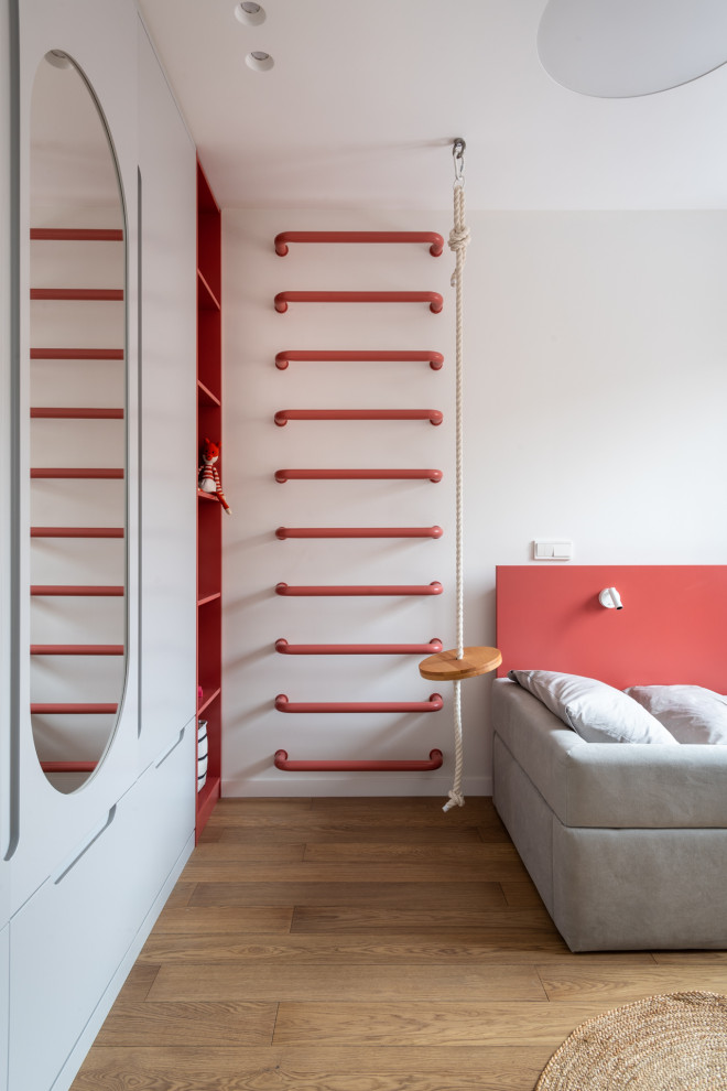 Ispirazione per una piccola cameretta per bambini da 4 a 10 anni minimal con pareti bianche, pavimento in legno massello medio e pavimento beige