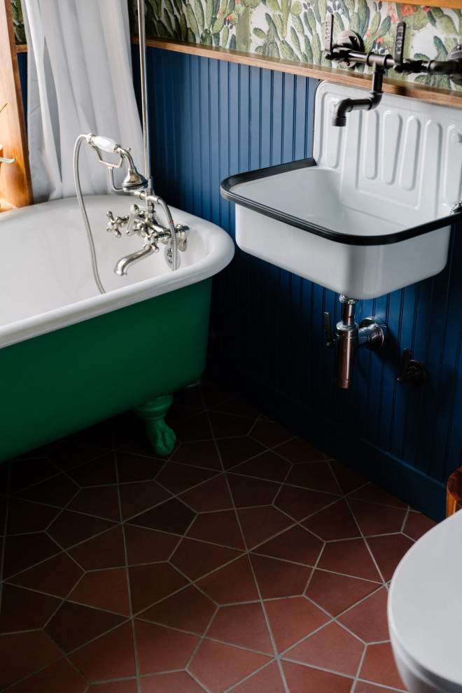 Mittelgroßes Eklektisches Badezimmer mit Löwenfuß-Badewanne, Keramikboden, braunem Boden und Einzelwaschbecken in New York