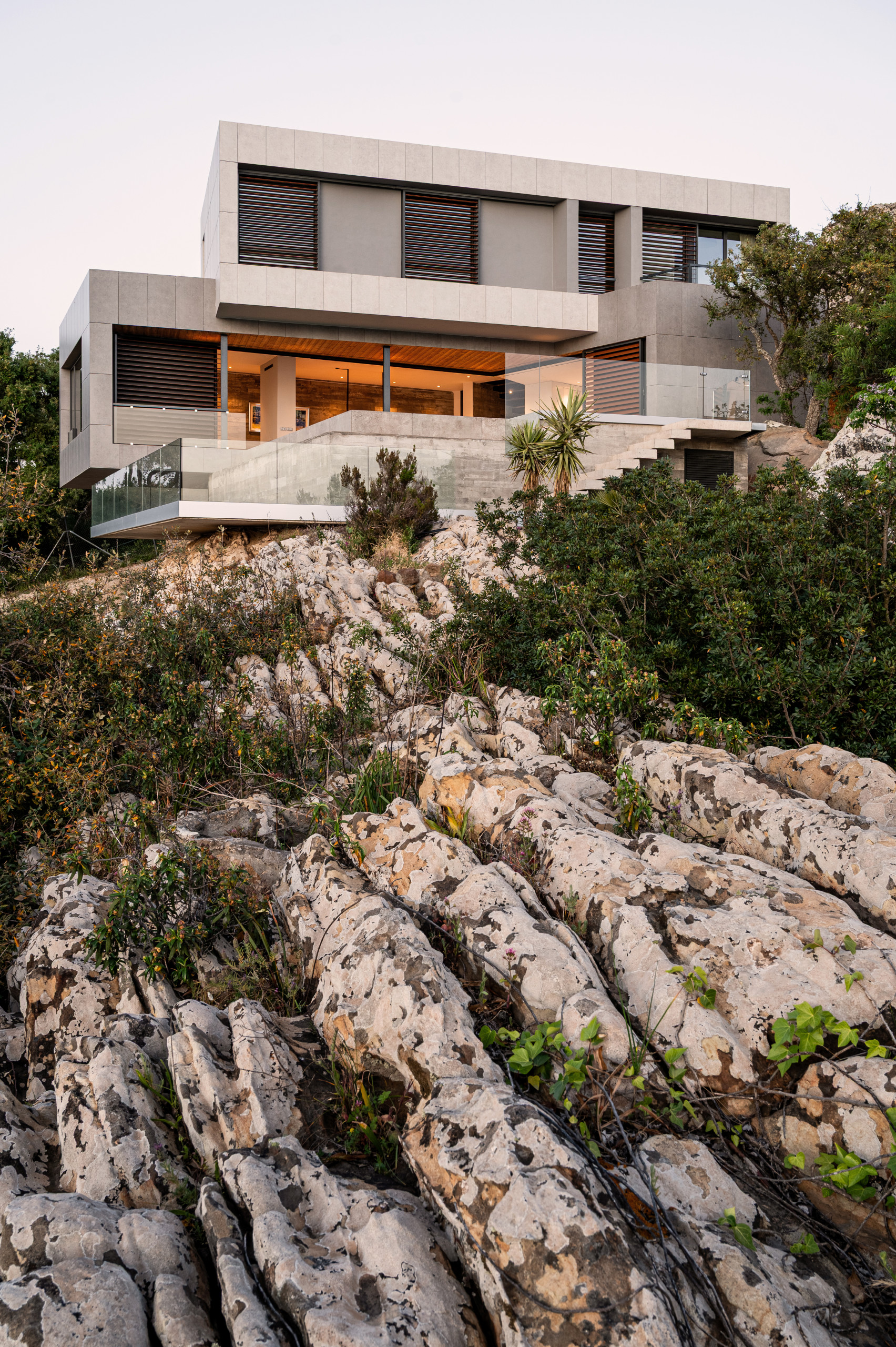 Casa entre rocas