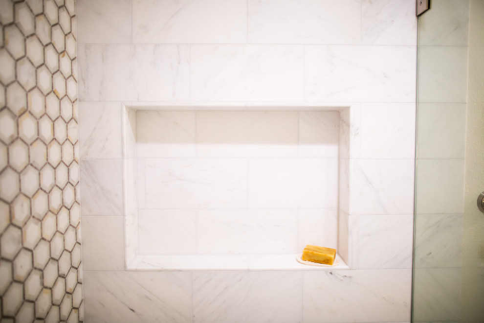 Mittelgroßes Klassisches Badezimmer mit Schrankfronten mit vertiefter Füllung, grauen Schränken, Duschnische, weißen Fliesen, Marmorfliesen, Unterbauwaschbecken, Quarzwerkstein-Waschtisch, Falttür-Duschabtrennung, weißer Waschtischplatte, Einzelwaschbecken, eingebautem Waschtisch, Toilette mit Aufsatzspülkasten und Wandnische in San Diego