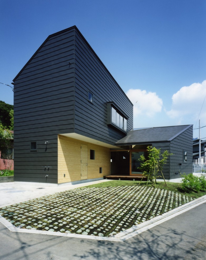 Design ideas for a contemporary black exterior in Yokohama.