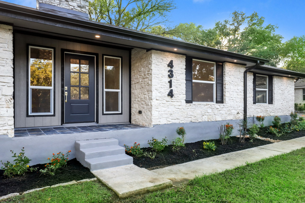 Mittelgroßes, Einstöckiges Modernes Einfamilienhaus mit Steinfassade, bunter Fassadenfarbe, Walmdach, Schindeldach und grauem Dach in Austin