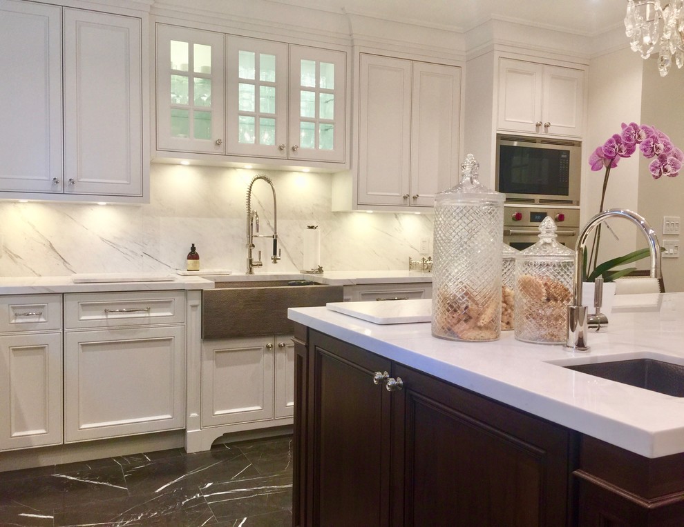 Example of a transitional home design design in Toronto